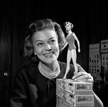 Panenka Barbie z roku 1965 s návrhářkou v pozadí